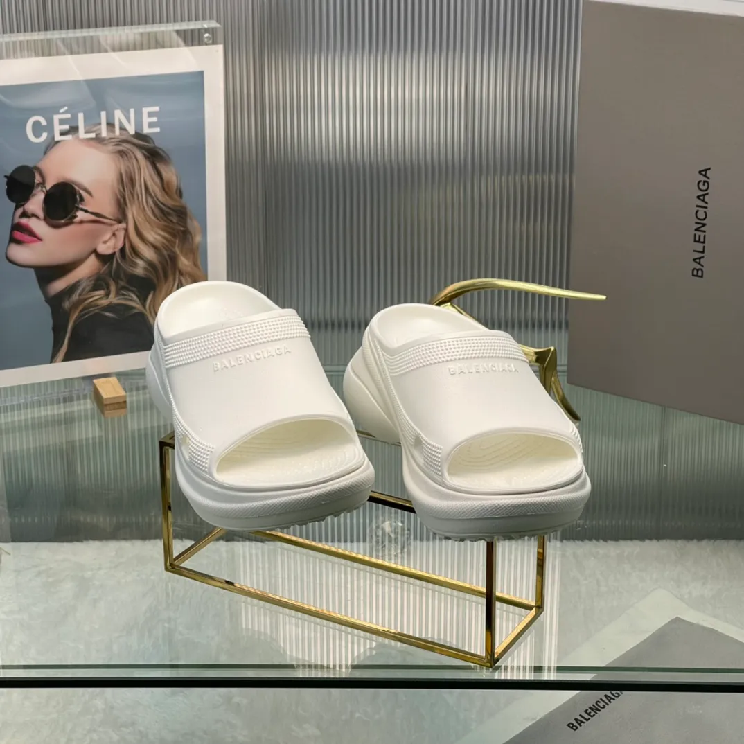 👟👟Ex-factory price 380👟👟 35-41 ‍🔥 ‍🔥 ‍🔥Balenciaga’s latest hole-in-the-wall slippers are now available! 🎉🎉🎉A sandal that is popular on Instagram, 🎊🎊🎊 and all major platforms of Xiaohongshu! Made of high-tech materials and molded in one piece, it is lightweight, wear-resistant, and waterproof! ✨✨✨ The heel height is 6CM. The colors are being added one after another to meet your various color combinations and different needs. A very cost-effective product!